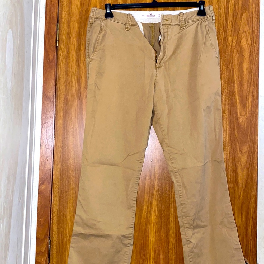 Men’s khakis from hollister. In great conditions